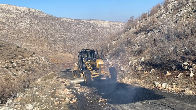 Hasankeyf'te köy yolunda asfaltlama çalışması yapıldı