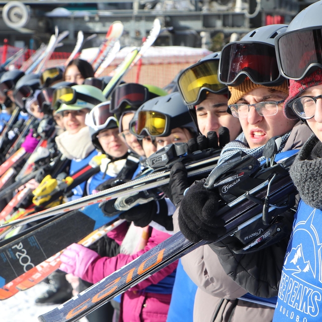 Tatile çıkan öğrenciler Palandöken'de stres atıyor