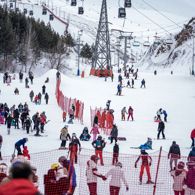 Sömestirin ilk gününde kayakseverler en fazla karın olduğu Palandöken'e akı...