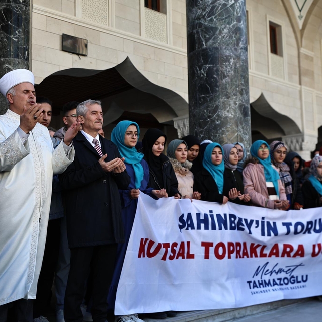 Şahinbey Belediyesi 177 öğrenciyi umreye gönderdi
