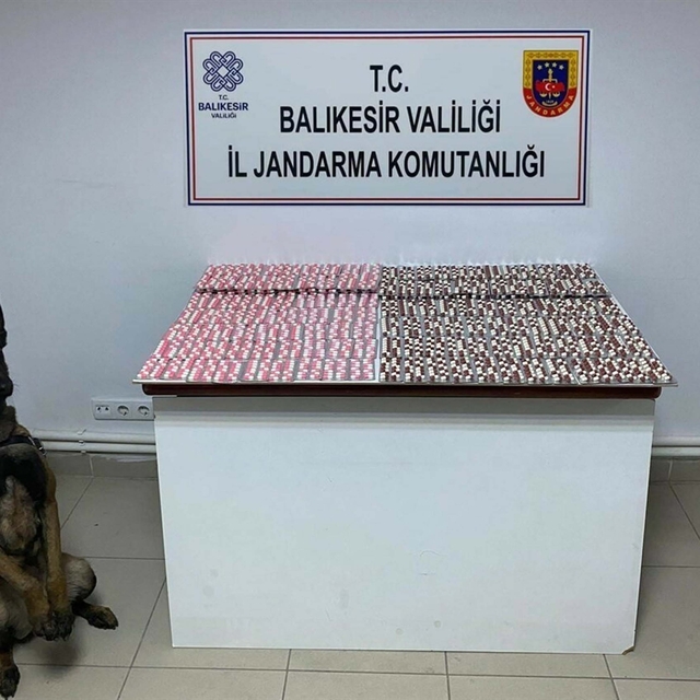 Balıkesir'de 7 bin 761 adet sentetik ecza hap ele geçirildi