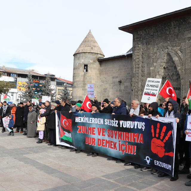 Erzurum'da sağlık çalışanları dondurucu soğuğa rağmen Gazze için yürümeyi s...