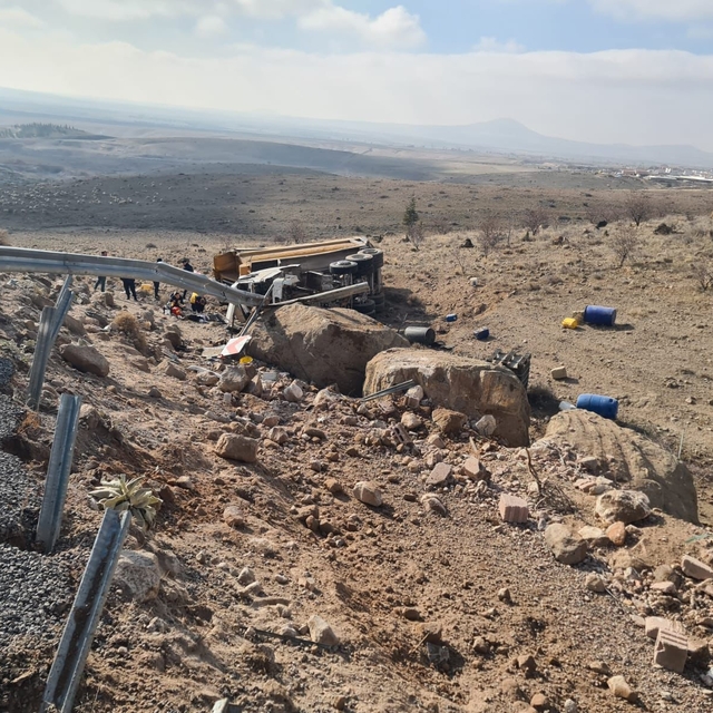 Niğde'de devrilen kamyondaki 1 kişi öldü, 1 kişi yaralandı