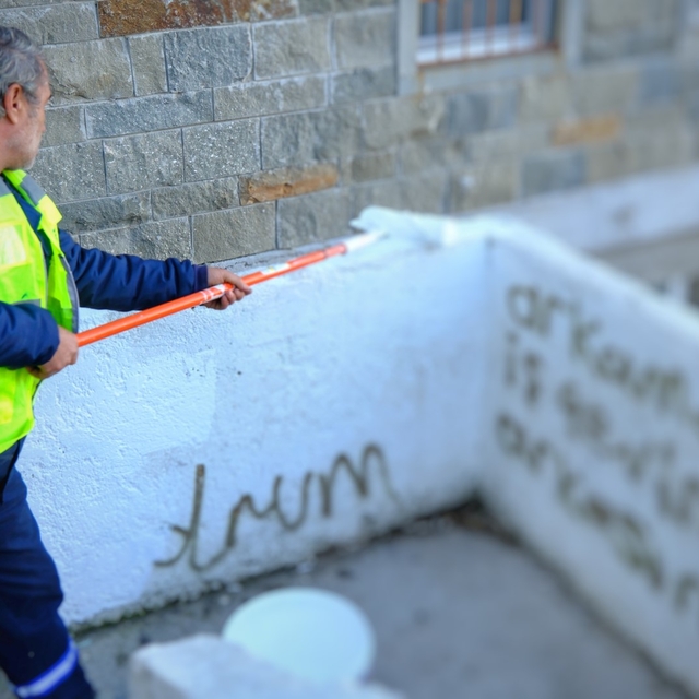 Bodrum'da görüntü kirliliği oluşturan duvar yazıları temizleniyor