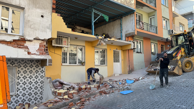 İzmir'de freni boşalan kamyon ev ve iki araca çarptı