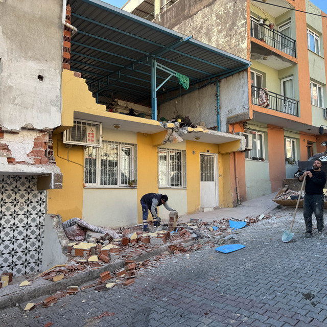 İzmir'de freni boşalan kamyon ev ve iki araca çarptı