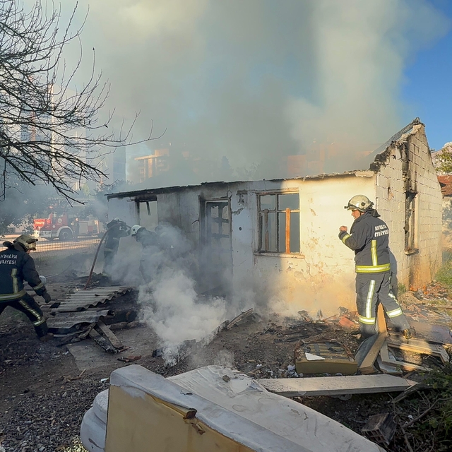 Antalya'da yanan gecekondu kullanılamaz hale geldi