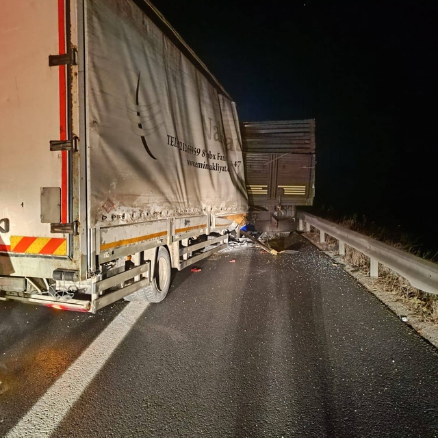 Bolu'da kaza yapan kamyonun sürücüsü yaralandı