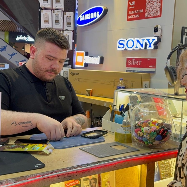 Tekirdağ'da bir esnaf, öğrencilere notlarına bakmaksızın cep telefonu akses...