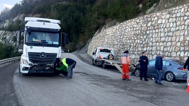 Bolu'da tırla çarpışan otomobildeki 4 kişi yaralandı