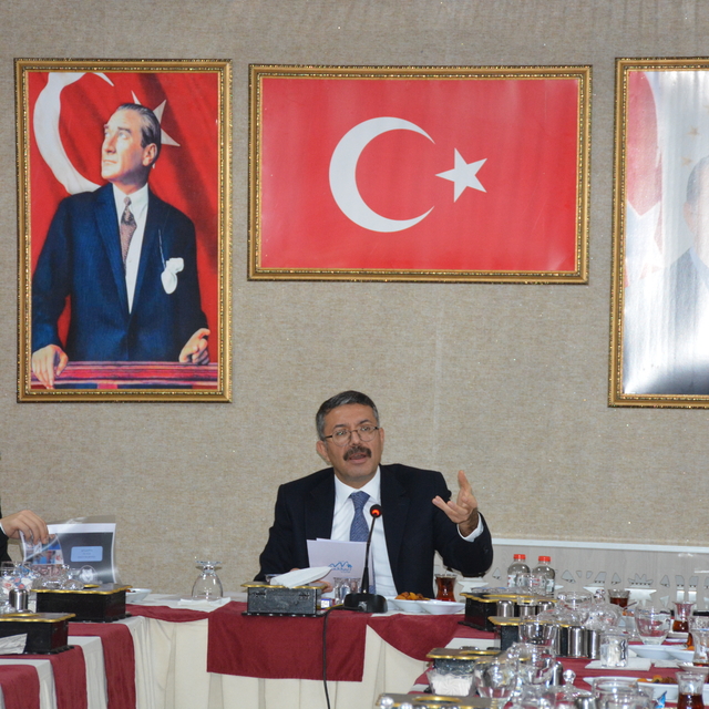 Hakkari Valisi ve Belediye Başkan Vekili Çelik, belediyenin hizmetlerini de...