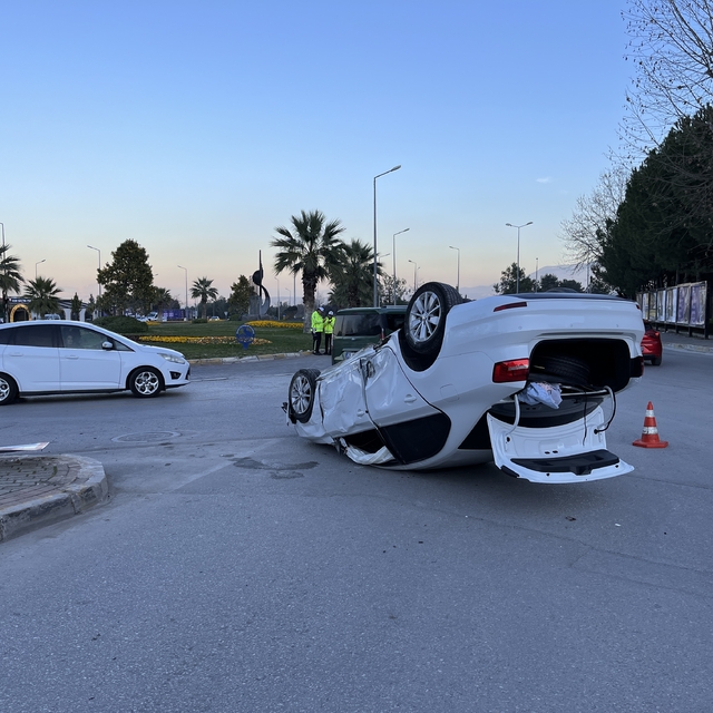 Denizli'de iki otomobilin çarpıştığı kazada 3 kişi yaralandı