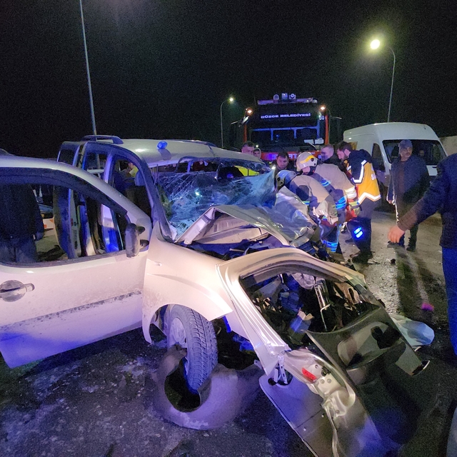 Düzce'de 3 araç kazaya karıştı; 7 yaralı
