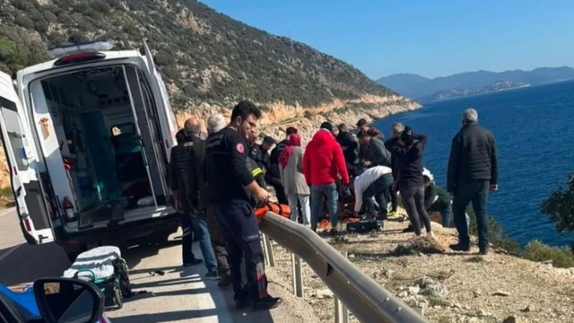 Antalya'da bariyere çarpan motosikletin sürücüsü yaralandı