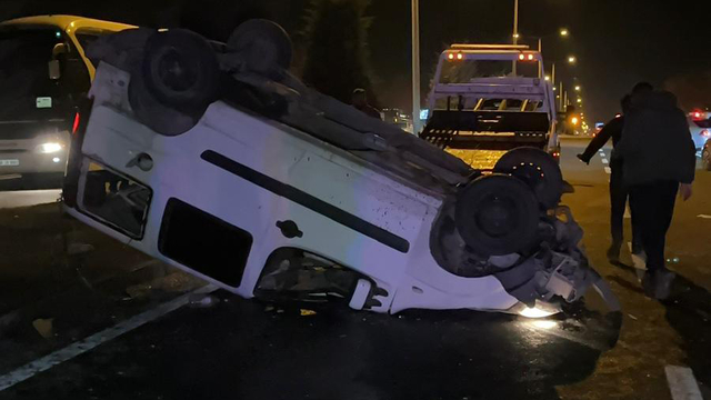 Nevşehir'de tırla çarpışıp devrilen hafif ticari araçtaki 2 kişi yaralandı