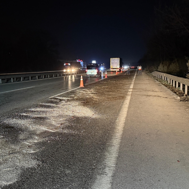 Otoyolda bir aracın çarpıp kaçtığı, ardından çok sayıda aracın üzerinden ge...