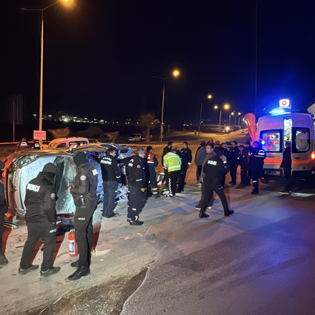 Adana'da 2 hafif ticari araç çarpıştı, 1 kişi öldü, 2 kişi yaralandı