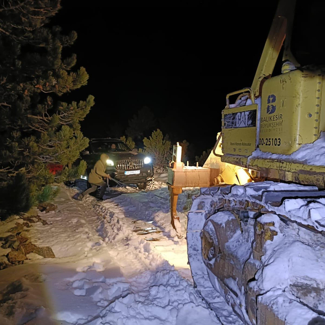 Pikapla çıktıkları Kazdağı Milli Parkı'nda mahsur kaldılar