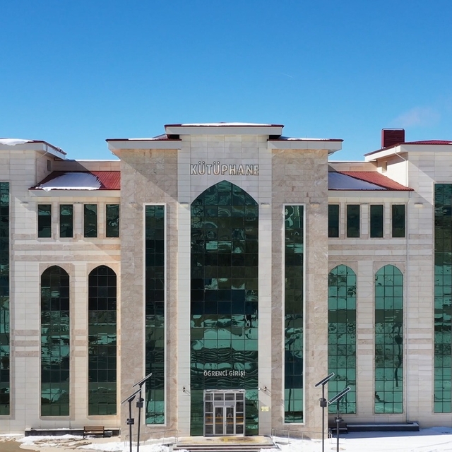 Güneşle aydınlanan kütüphane