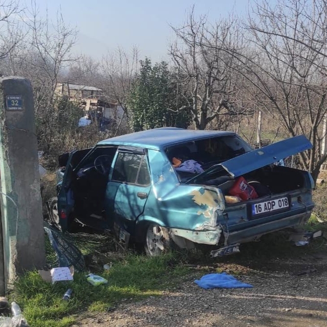 Bursa'da yol kenarındaki beton direğe çarpan otomobilin sürücüsü ağır yaral...