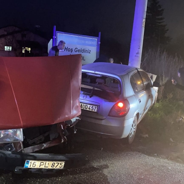 Bursa'da iki otomobilin çarpışması sonucu 2 kişi yaralandı