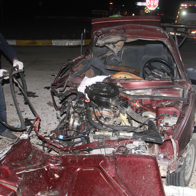 Konya'da turistleri taşıyan minibüs ile otomobilin çarpıştığı kazada 1 kişi...