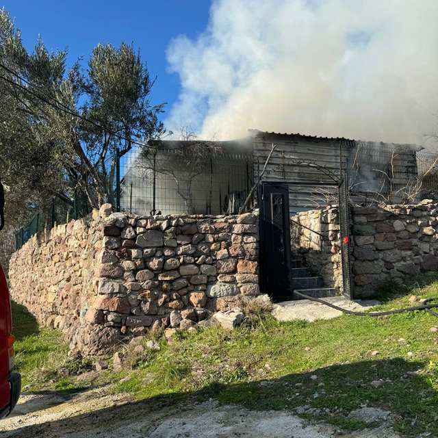 Çanakkale'de köy evinde çıkan yangın belediye ekiplerince söndürüldü