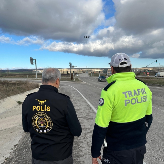 Kırklareli'nde kırmızı ışık ihlali yapan sürücüler dron ile tespit edildi