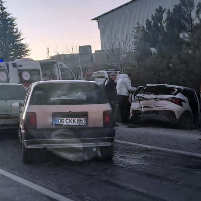 Afyonkarahisar'da zincirleme trafik kazasında 8 kişi yaralandı