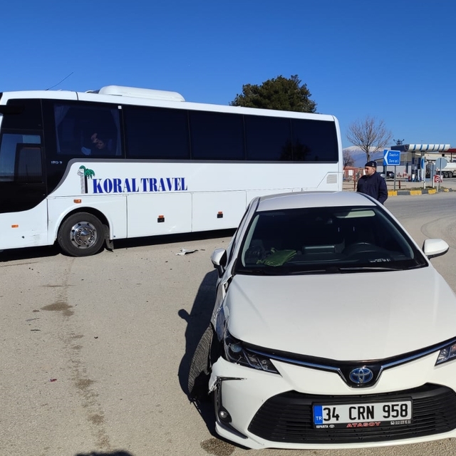 Afyonkarahisar'da tur otobüsü ile otomobilin çarptıştığı kazada 4 kişi yara...