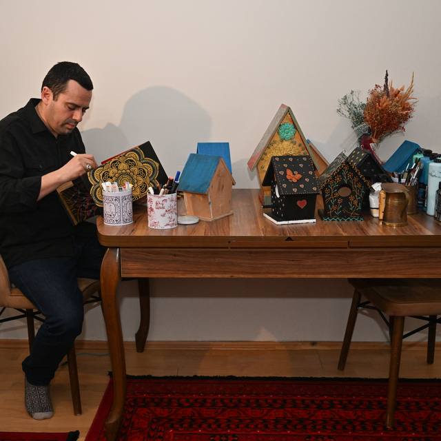 Soğuktan ölen kuştan etkilenerek kamu alanlarına 4 yılda 1000 kuş evi yaptı