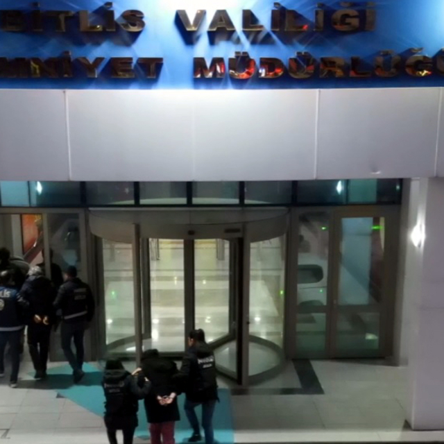 İranlı 3 yolcunun mide ve bağırsaklarından 1 kilo 126 gram metamfetamin çık...