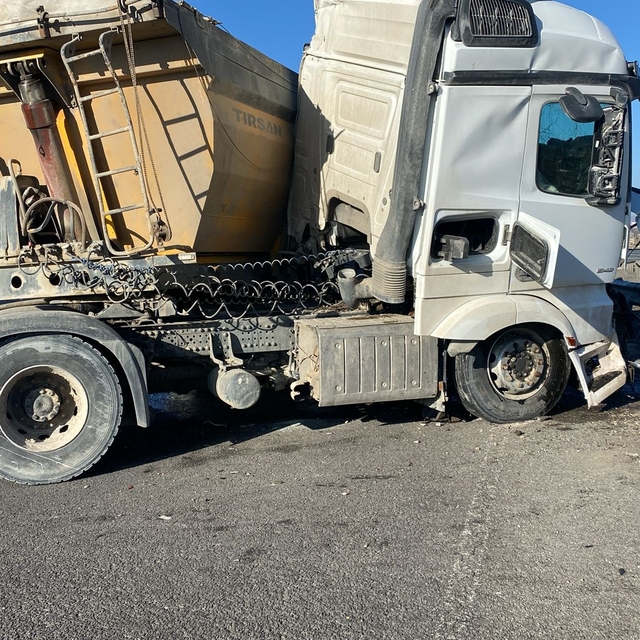 Konya'da bariyerlere çarpan tırın sürücüsü yaralandı