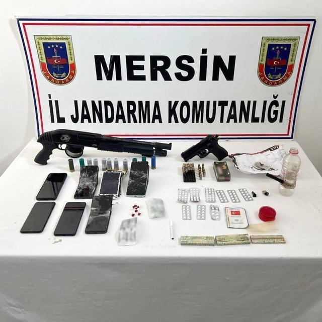 Mersin'de uyuşturucu operasyonunda yakalanan 10 şüpheliden 2'si tutuklandı