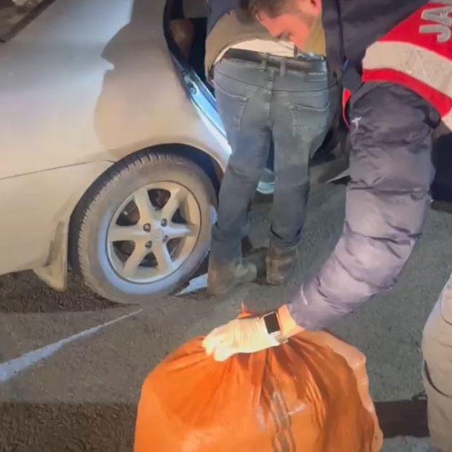 Hakkari'de otomobilde 49 kilo metamfetamin ele geçirildi