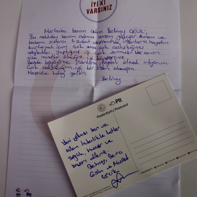 Trabzon'da anaokulu öğrencileri çizdikleri resimleri depremde görev yapan m...