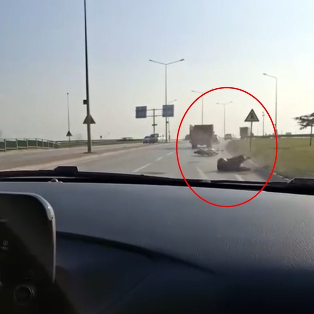 Otomobilde, sosyal medya için video çekerken motosiklet kazasını görüntüled...