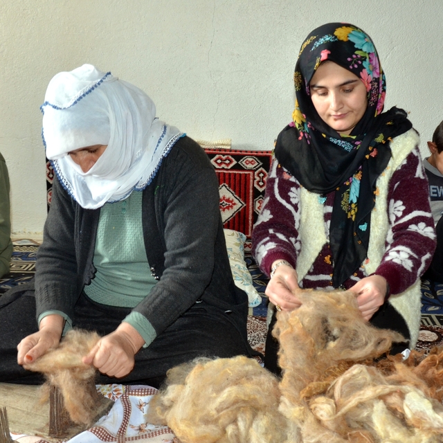 Muşlu kadınlar yün çorap örme geleneğini sürdürüyor