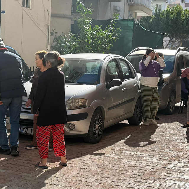 Saç spreyi kutuları patladı, binada oturanlar korkuyla sokağa çıktı