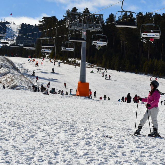 Hafta sonu ve sömestir tatilinde Sarıkamış Kayak Merkezi kayakseverlerle do...