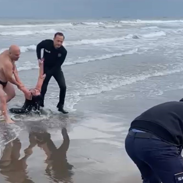 Denize atlayan kadını polis memuru kurtardı; o anlar kamerada