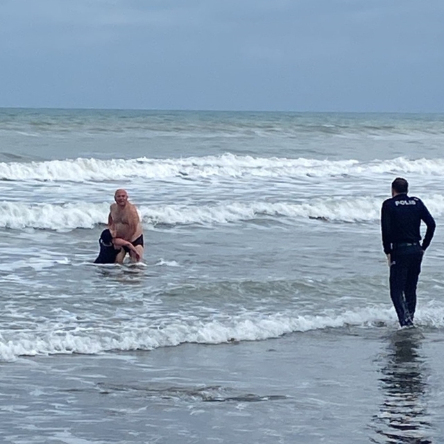 Samsun'da denizde boğulma tehlikesi geçiren kadını polis memuru kurtardı