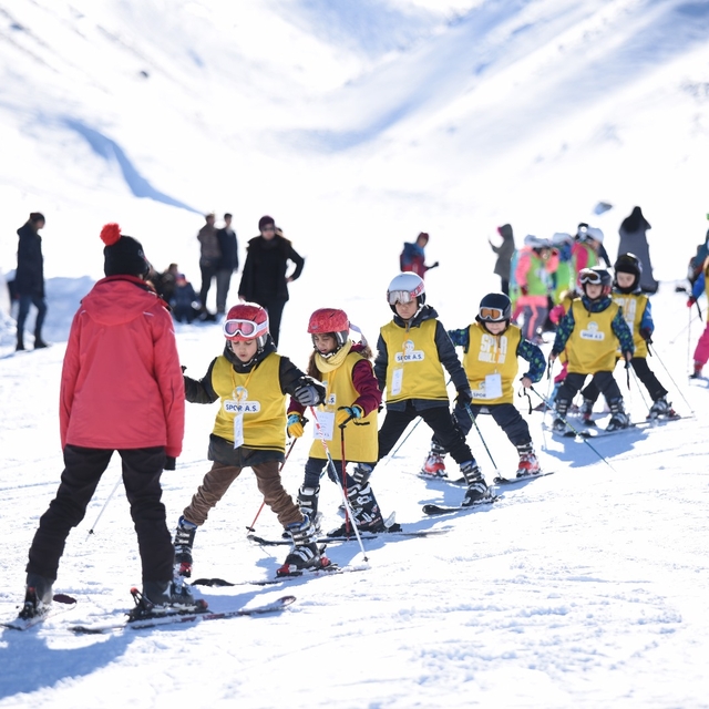 Öğrenciler yarıyıl tatilinde Erciyes'te kayak öğreniyor