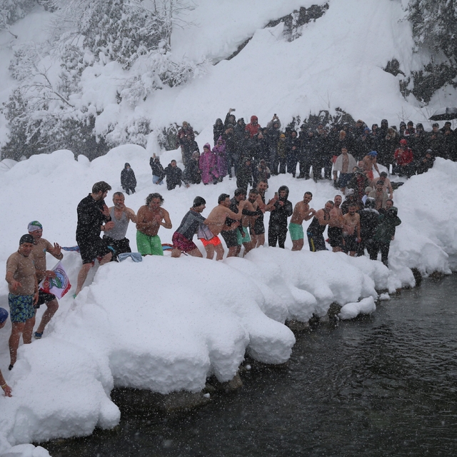 Rize'de kar yağışı altında "9. Kış Yüzme Şenliği" yapıldı