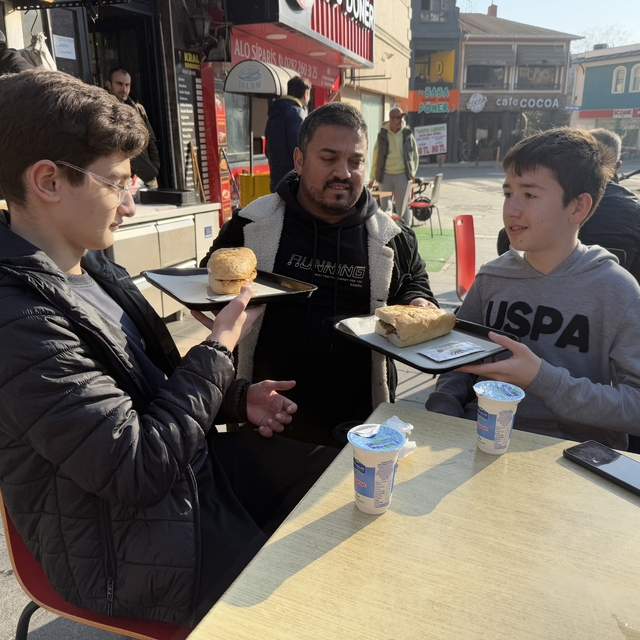 Tekirdağ'da takdir belgesini getiren öğrencilere kokoreç ikramı