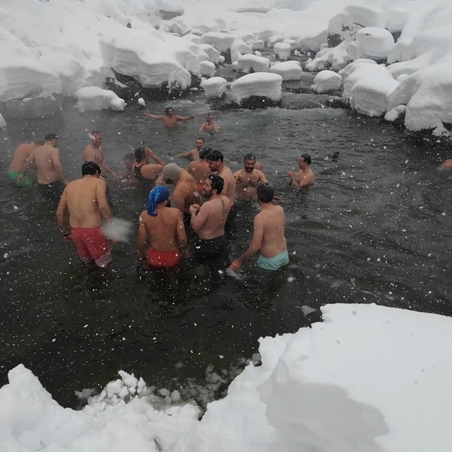 Rize'de kar yağışına rağmen derede yüzdüler