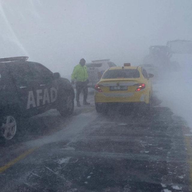 Ardahan-Şavşat ve Damal-Posof-Türkgözü kara yolu, ağır tonajlı araçlara kap...