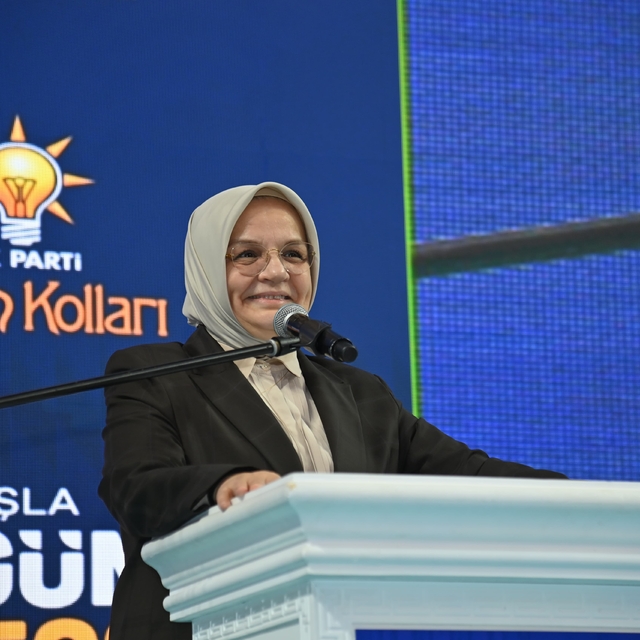 AK Parti'li Keşir, partisinin Trabzon Kadın Kolları 7. Olağan Kongresi'nde...