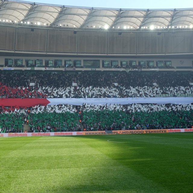 Bursaspor taraftarından Filistin bayraklı koreografi