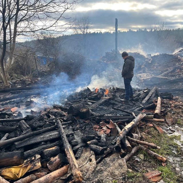 Boyabat'ta çıkan yangında ahşap ev ve ambar yandı, başka bir evin çatısı za...